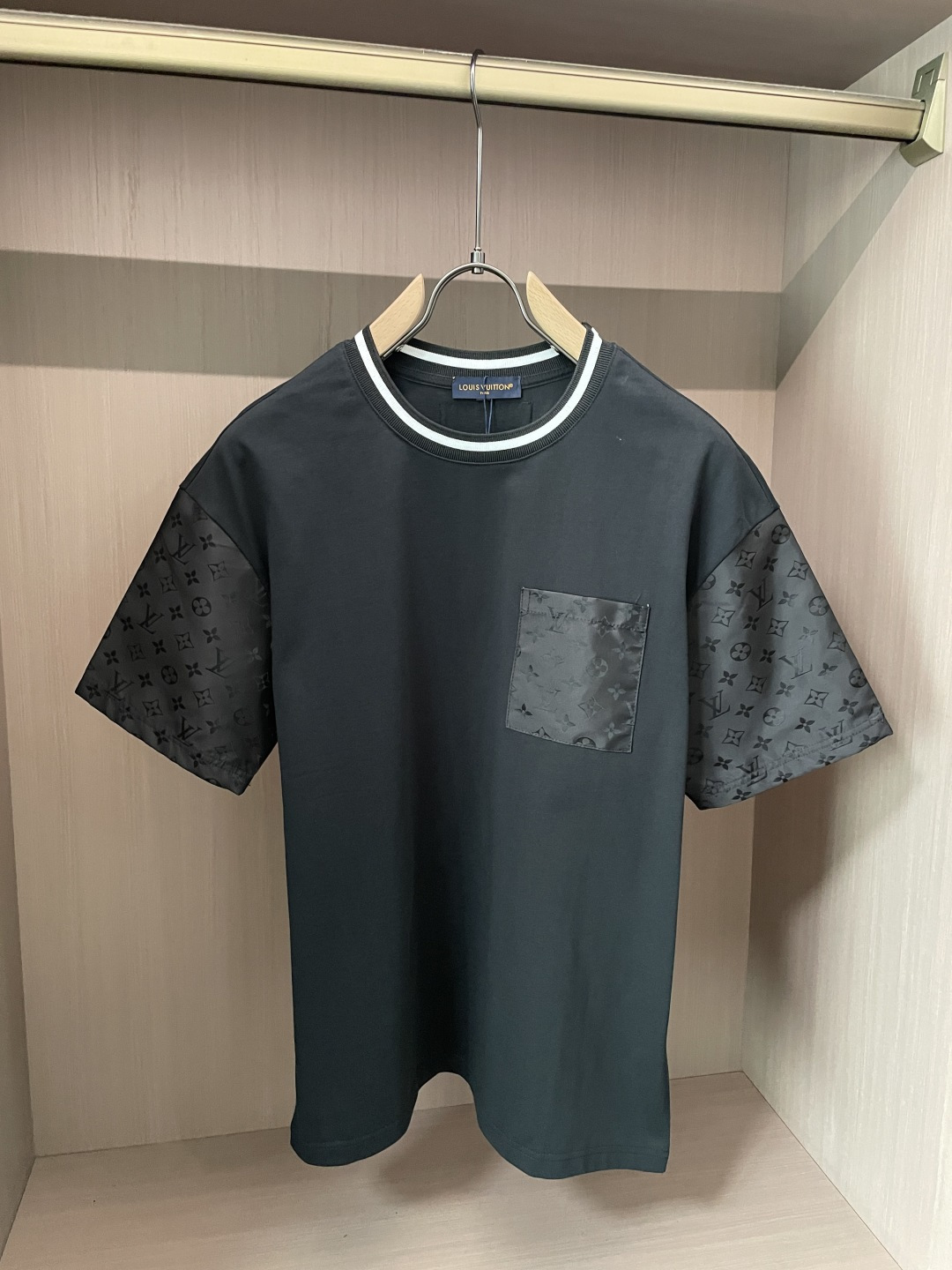 Lv 圆领短袖短裤套装 半袖套装顶级版本贸易公司渠道订单，海外精品独家限定发售，经典即永恒，入手绝对值的