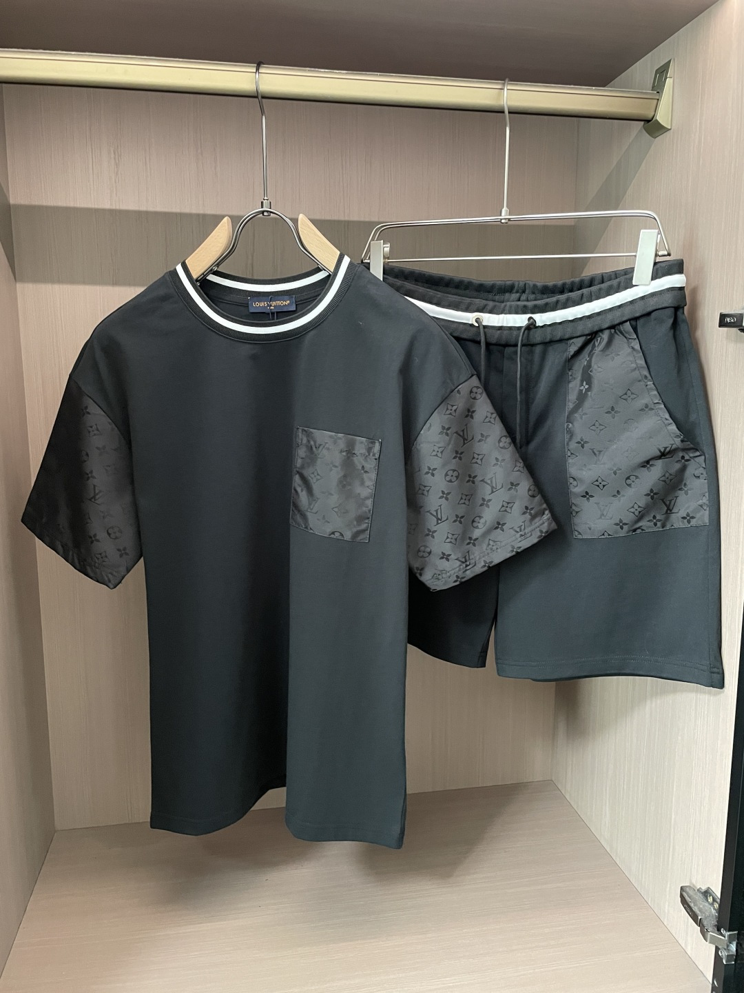 Lv 圆领短袖短裤套装 半袖套装顶级版本贸易公司渠道订单，海外精品独家限定发售，经典即永恒，入手绝对值的