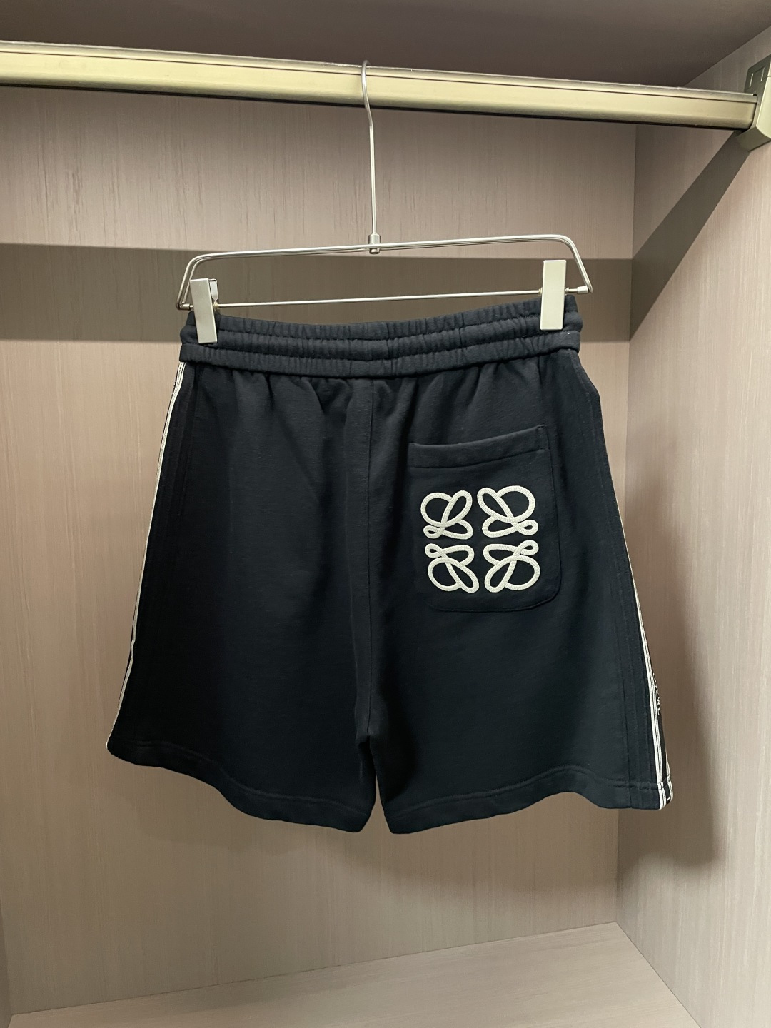 Loewe 2026夏季短裤！百搭松紧腰休闲五分裤！松紧腰 两侧插袋 面料采用客供定织高支纯棉料，上身透