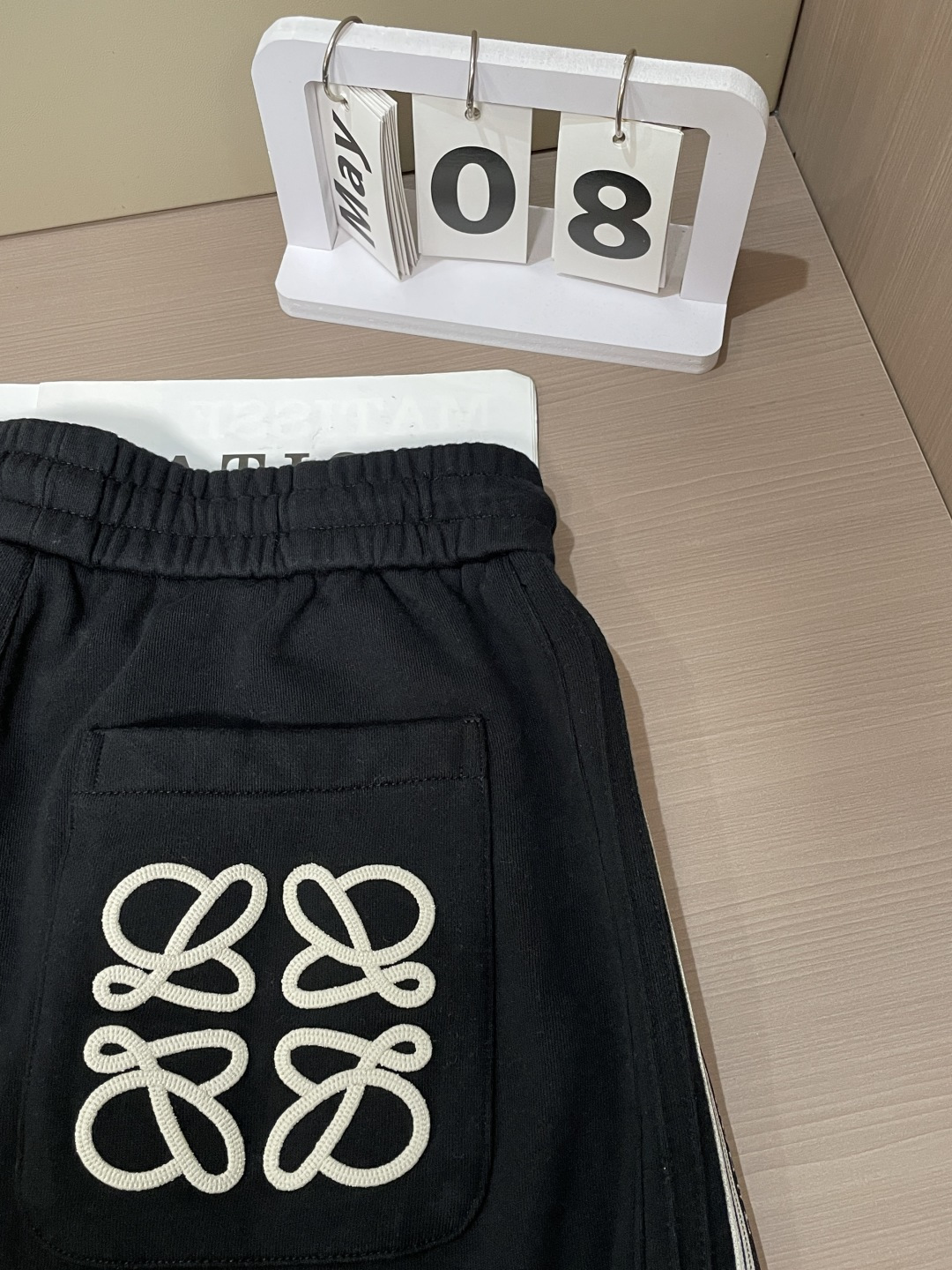 Loewe 2026夏季短裤！百搭松紧腰休闲五分裤！松紧腰 两侧插袋 面料采用客供定织高支纯棉料，上身透