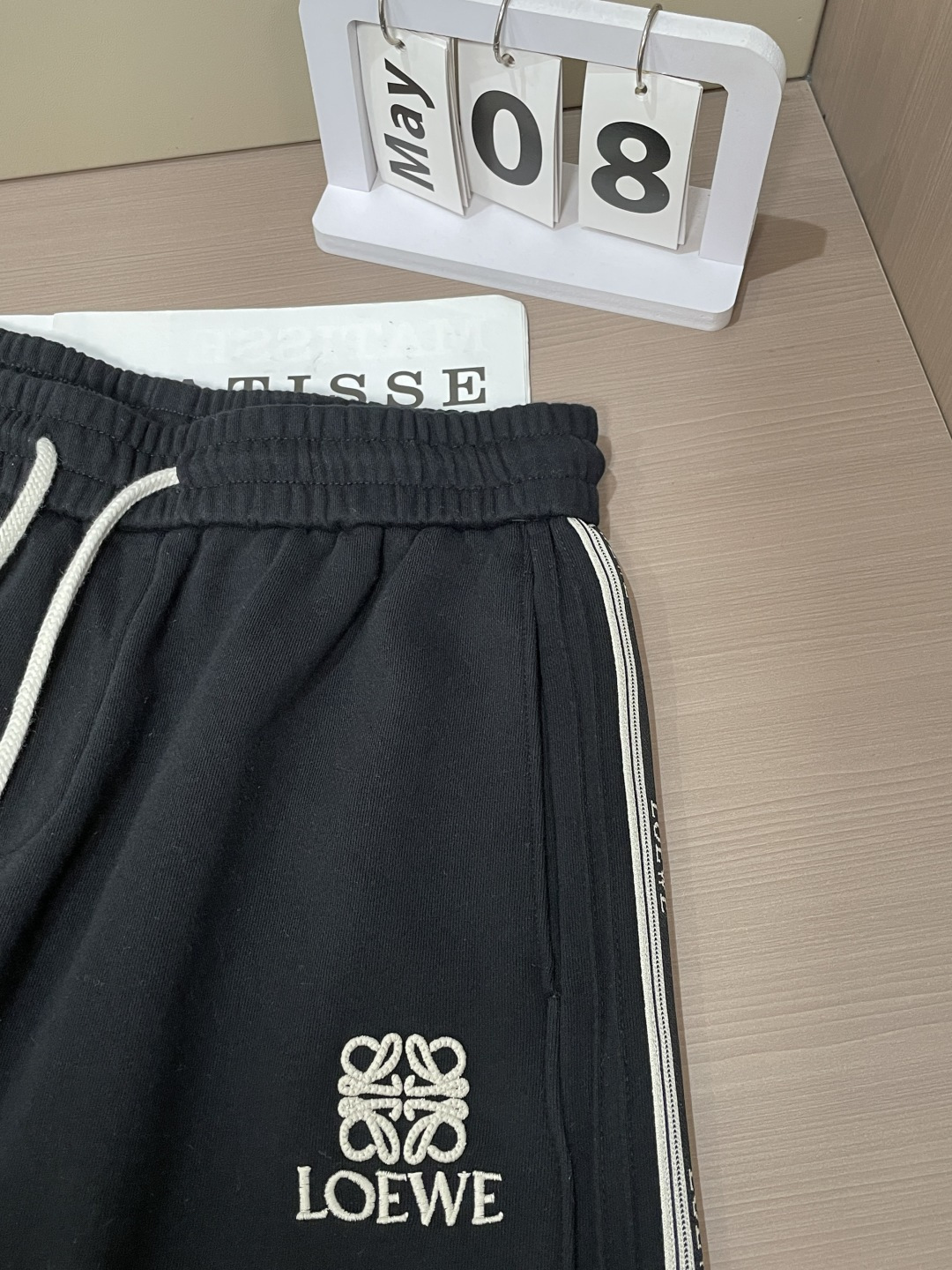 Loewe 2026夏季短裤！百搭松紧腰休闲五分裤！松紧腰 两侧插袋 面料采用客供定织高支纯棉料，上身透
