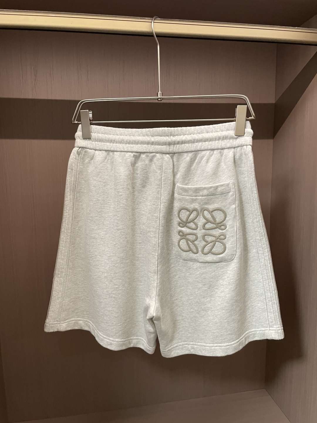 Loewe 2026夏季短裤！百搭松紧腰休闲五分裤！松紧腰 两侧插袋 面料采用客供定织高支纯棉料，上身透