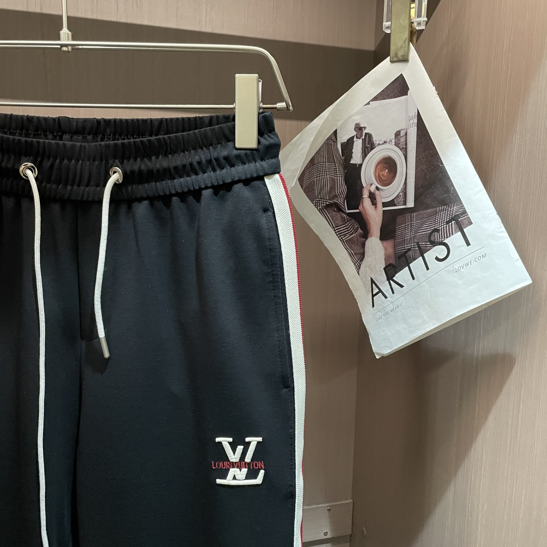 Lv 2026最新系列男士休闲裤！采用客供弹力柔棉材质，柔软细腻，手感绝佳！品牌格调一览无余！极简主义设