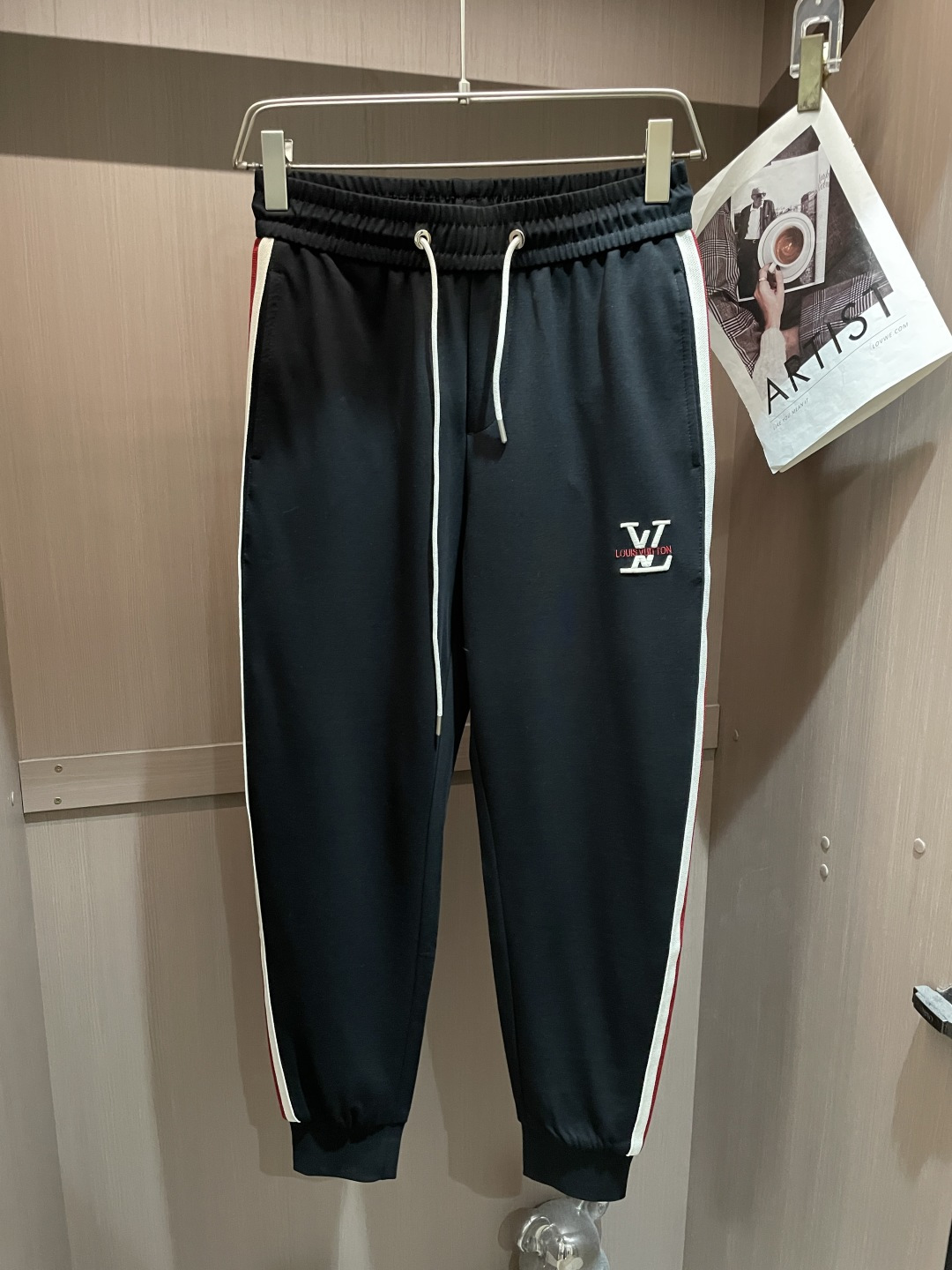 Lv 2026最新系列男士休闲裤！采用客供弹力柔棉材质，柔软细腻，手感绝佳！品牌格调一览无余！极简主义设