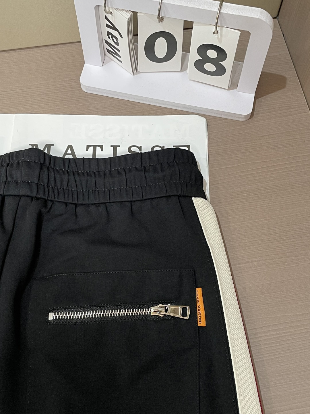Lv 2026最新系列男士休闲裤！采用客供弹力柔棉材质，柔软细腻，手感绝佳！品牌格调一览无余！极简主义设