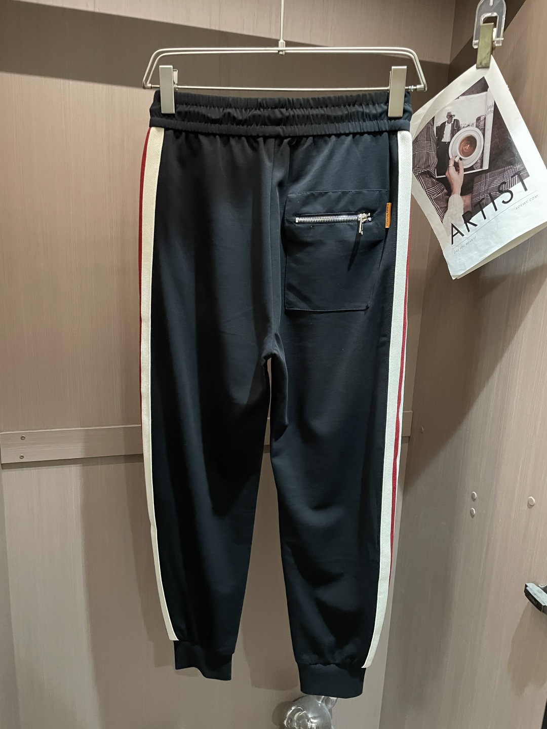 Lv 2026最新系列男士休闲裤！采用客供弹力柔棉材质，柔软细腻，手感绝佳！品牌格调一览无余！极简主义设