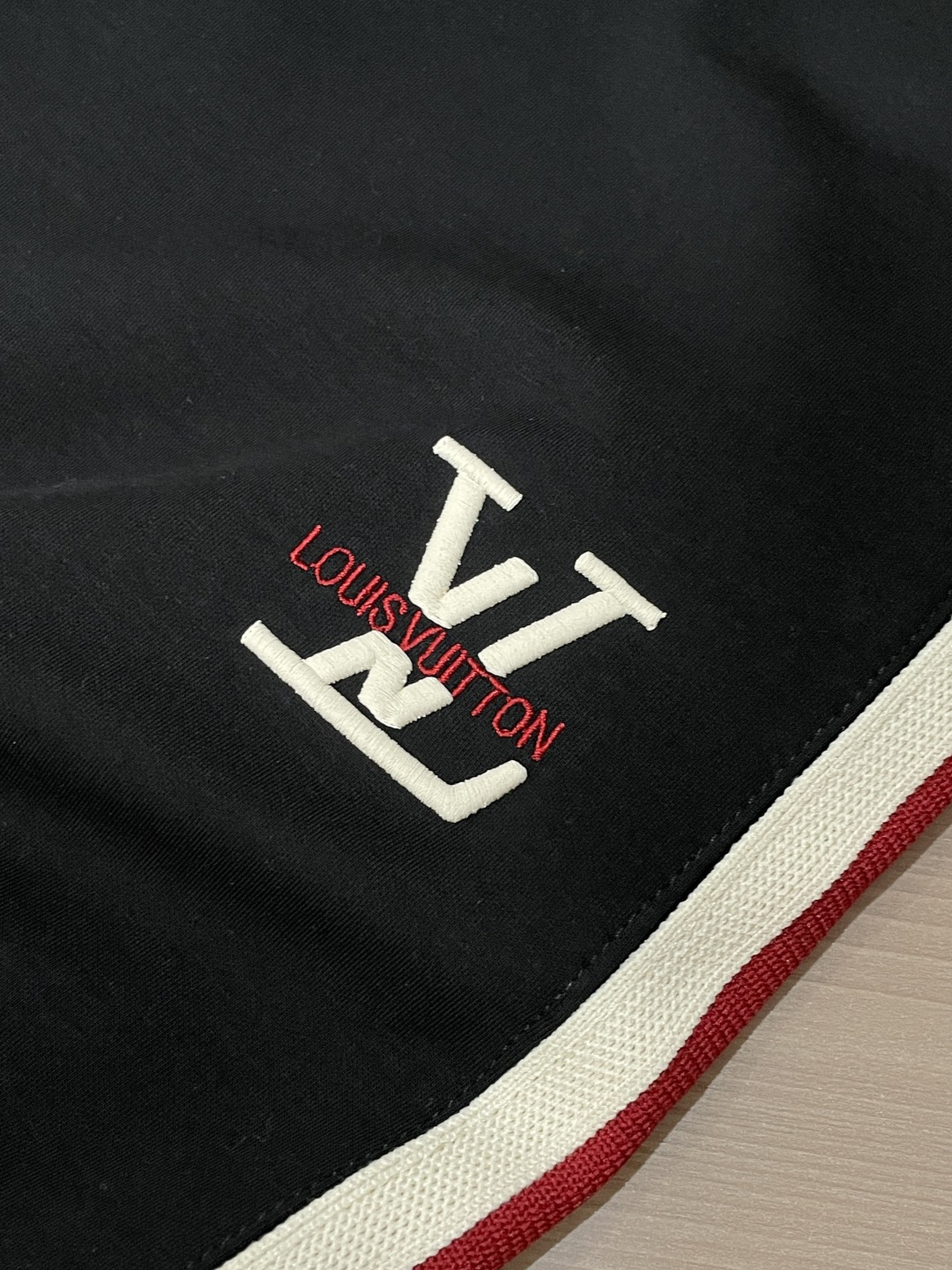 Lv 2026最新系列男士休闲裤！采用客供弹力柔棉材质，柔软细腻，手感绝佳！品牌格调一览无余！极简主义设