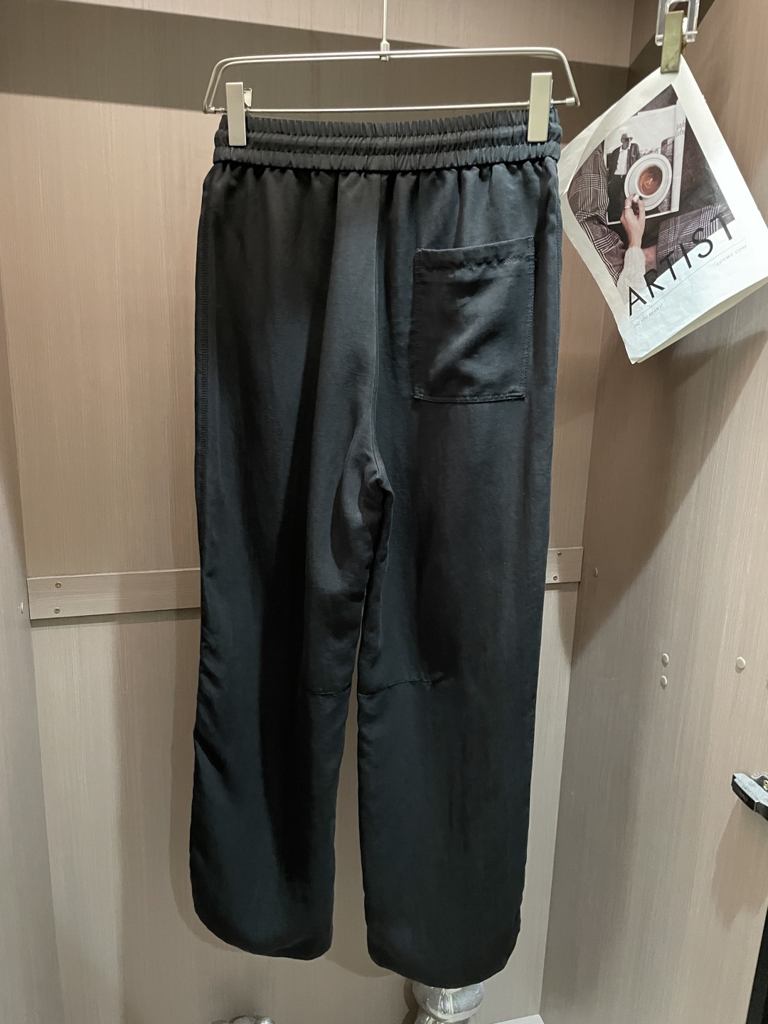 Loewe 2026最新系列男士休闲裤！采用客供弹力柔棉材质，柔软细腻，手感绝佳！品牌格调一览无余！极简