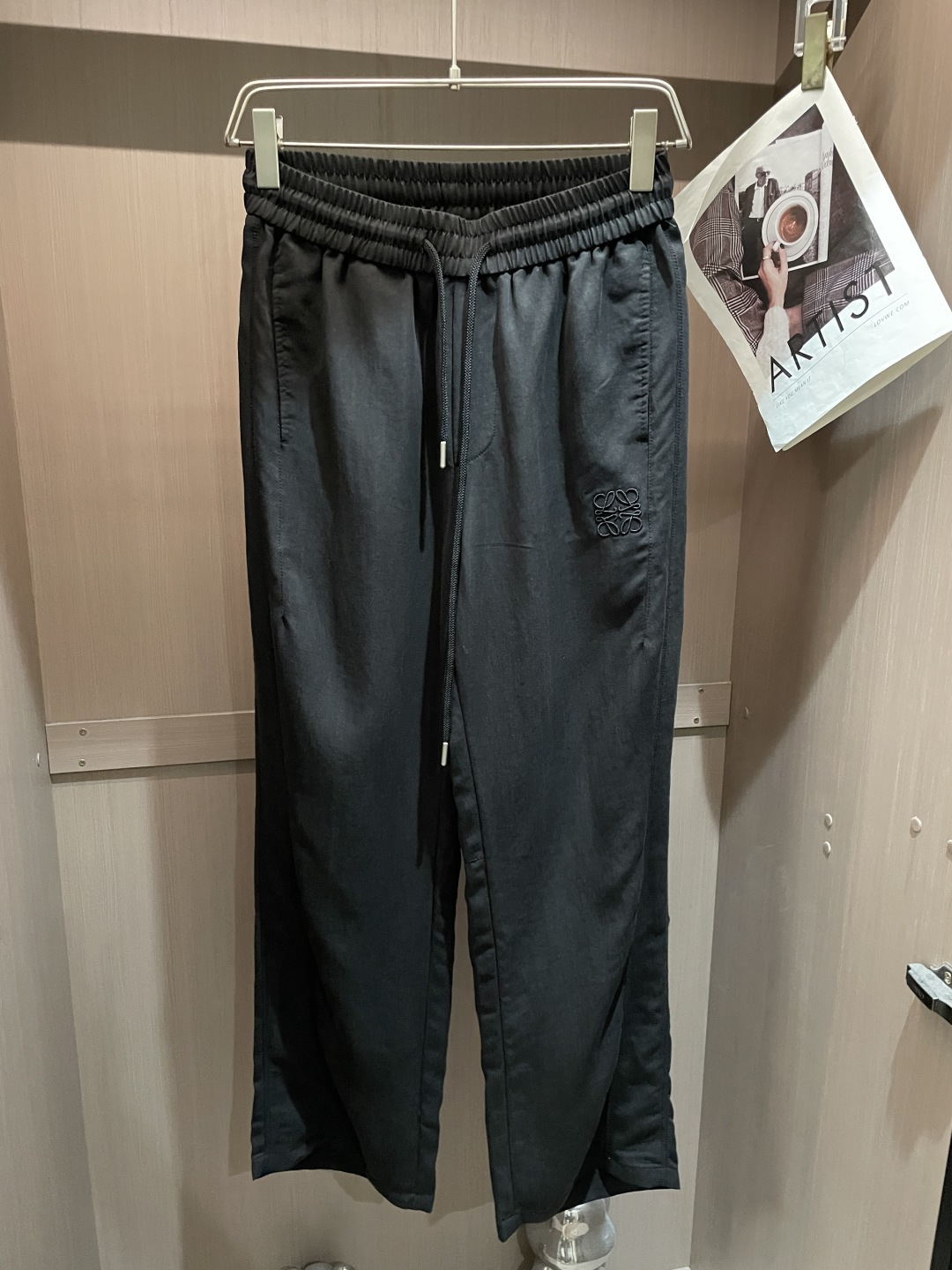 Loewe 2026最新系列男士休闲裤！采用客供弹力柔棉材质，柔软细腻，手感绝佳！品牌格调一览无余！极简