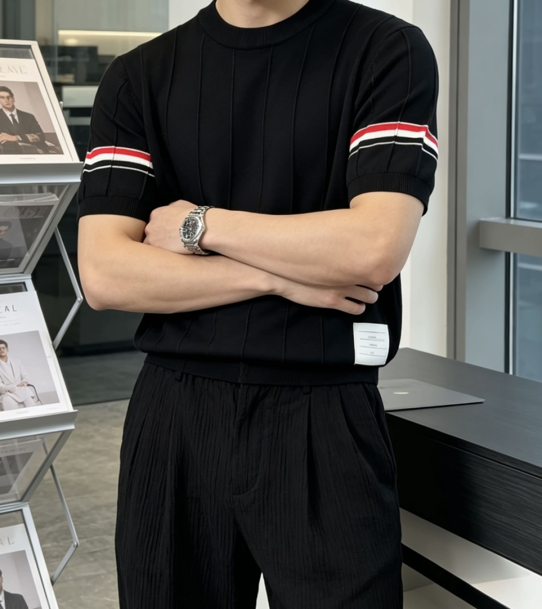 TB 2026ss夏季新品男士针织圆领短袖衫！独家首发 采用纤维超细与高弹的伊力特纱线织造而成，质感与纹