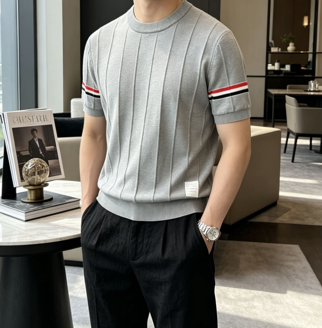 TB 2026ss夏季新品男士针织圆领短袖衫！独家首发 采用纤维超细与高弹的伊力特纱线织造而成，质感与纹