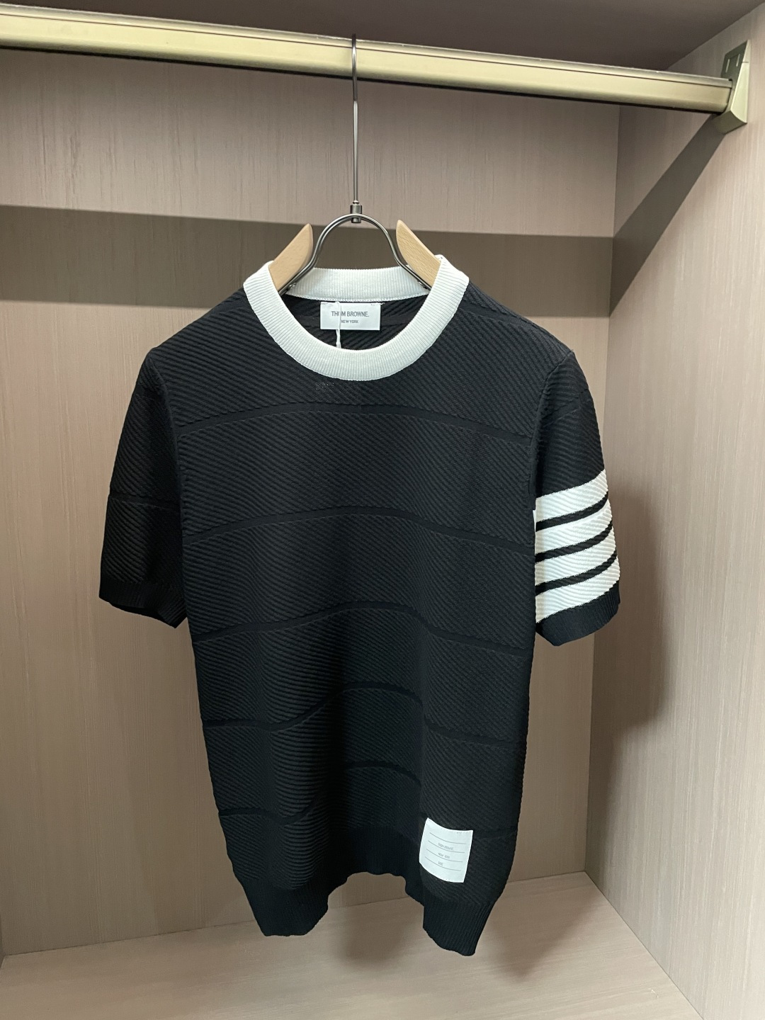 TB 2026ss夏季新品男士针织圆领短袖衫！独家首发 采用纤维超细与高弹的伊力特纱线织造而成，质感与纹