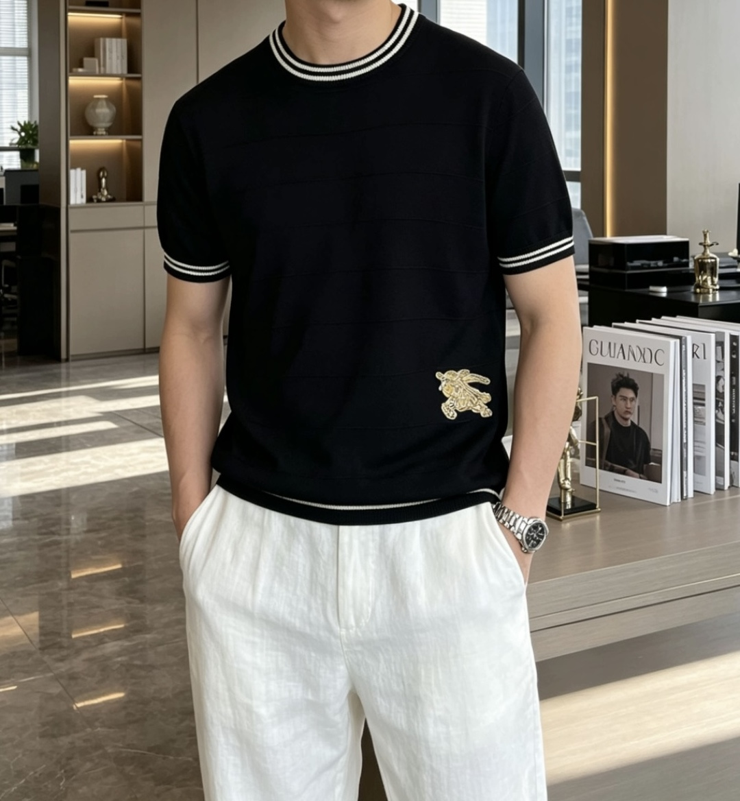 NO:913475,Bur 2026ss new summer men’s knitted round neck short-sleeved shirt!  Exclusive first release. It is woven with ultra-fine fiber and high-elastic Yilite yarn. The texture and texture are super soft, very light and soft, and the hand feels extremely delicate and silky. The finer the yarn, the harder it is to work, and it is very time-consuming and material-consuming. It is a super rare product. The particularity of the fabric of each piece of clothing makes it silky soft and smooth. The unique embroidery pattern on the chest, you can feel its softness and smoothness when it comes into contact with the skin!  The overall design is simple and elegant, continuing the classic, calm and elegant classic color scheme, naturally exuding casual elegance. Size m-xxxl, burberry, T-shirt,19860909Bur 2026ss夏季新品男士针织圆领短袖衫！独家首发 采用纤维超细与高弹的伊力特纱线织造而成,质感与纹理都是超级的柔和,非常的轻薄柔软,手感极其的细腻丝滑,纱线越细做工就越难,并且非常的耗时耗料,超级难得一见的佳品,每件衣服的面料的特殊性使它具有丝般的柔软和润滑,胸前独特刺绣图案,与肌肤接触就能感觉到它的柔软和爽滑！整体简洁、大气,延续经典,沉稳大气的经典配色,自然散发出的休闲儒雅 尺码m-xxxl    齐,,burberry,T-shirt,,Men's clothing