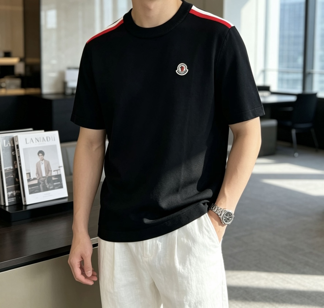 NO:913478,Mengkou 2026ss new summer men's knitted round neck short-sleeved shirt!  Exclusive first release. It is woven with ultra-fine fiber and high-elastic Yilite yarn. The texture and texture are super soft, very light and soft, and the hand feels extremely delicate and silky. The finer the yarn, the harder it is to work, and it is very time-consuming and material-consuming. It is a super rare product. The particularity of the fabric of each piece of clothing makes it silky soft and smooth. The unique embroidery pattern on the chest, you can feel its softness and smoothness when it comes into contact with the skin!  The overall design is simple and elegant, continuing the classic, calm and elegant classic color scheme, naturally exuding casual elegance. Size m-xxxl, Moncler, T-shirt,19860909蒙口 2026ss夏季新品男士针织圆领短袖衫！独家首发 采用纤维超细与高弹的伊力特纱线织造而成,质感与纹理都是超级的柔和,非常的轻薄柔软,手感极其的细腻丝滑,纱线越细做工就越难,并且非常的耗时耗料,超级难得一见的佳品,每件衣服的面料的特殊性使它具有丝般的柔软和润滑,胸前独特刺绣图案,与肌肤接触就能感觉到它的柔软和爽滑！整体简洁、大气,延续经典,沉稳大气的经典配色,自然散发出的休闲儒雅 尺码m-xxxl    齐,,Moncler,T-shirt,,Men's clothing