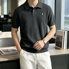 拉夫劳伦 2026ss夏季新品男士针织翻领短袖衫!独家首发 采用纤维超细与高弹的伊力特纱线织造而成,质感 拉夫劳伦 2026ss夏季新品男士针织翻领短袖衫!独家首发 采用纤维超细与高弹的伊力特纱线织造而成,质感