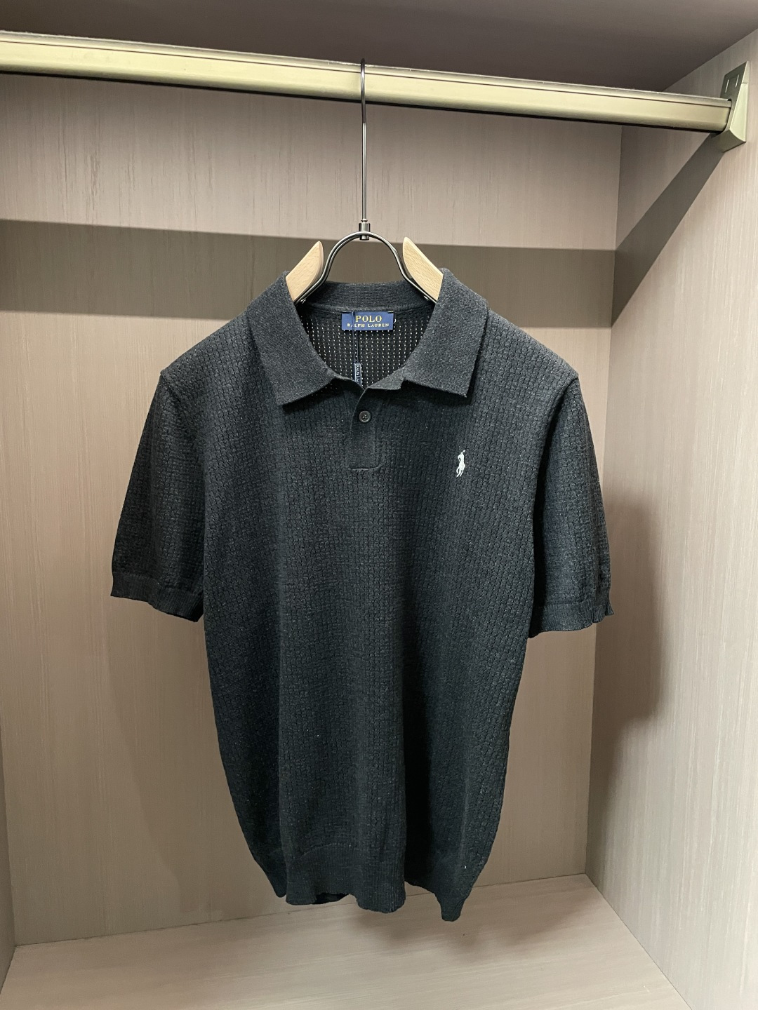 拉夫劳伦 2026ss夏季新品男士针织翻领短袖衫!独家首发 采用纤维超细与高弹的伊力特纱线织造而成,质感 拉夫劳伦 2026ss夏季新品男士针织翻领短袖衫!独家首发 采用纤维超细与高弹的伊力特纱线织造而成,质感