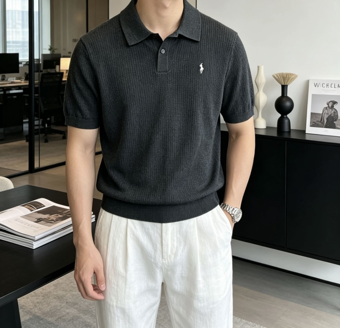 NO:913499,Ralph Lauren 2026ss new summer men’s knitted lapel short-sleeved shirt!  Exclusive first release. It is woven with ultra-fine fiber and high-elastic Yilite yarn. The texture and texture are super soft, very light and soft, and the hand feels extremely delicate and silky. The finer the yarn, the harder it is to work, and it is very time-consuming and material-consuming. It is a super rare product. The particularity of the fabric of each piece of clothing makes it silky soft and smooth. The unique embroidery pattern on the chest, you can feel its softness and smoothness when it comes into contact with the skin!  The overall design is simple and elegant, continuing the classic, calm and elegant classic color scheme, naturally exuding casual elegance. Size m-xxxl, T-shirt,19860909拉夫劳伦 2026ss夏季新品男士针织翻领短袖衫！独家首发 采用纤维超细与高弹的伊力特纱线织造而成,质感与纹理都是超级的柔和,非常的轻薄柔软,手感极其的细腻丝滑,纱线越细做工就越难,并且非常的耗时耗料,超级难得一见的佳品,每件衣服的面料的特殊性使它具有丝般的柔软和润滑,胸前独特刺绣图案,与肌肤接触就能感觉到它的柔软和爽滑！整体简洁、大气,延续经典,沉稳大气的经典配色,自然散发出的休闲儒雅 尺码m-xxxl    齐,,T-shirt,,Men's clothing