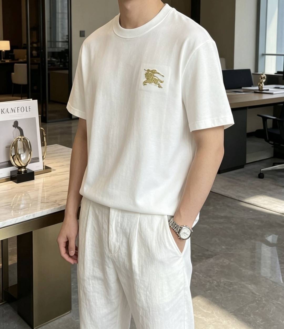 BUR 经典永不过时天花板✨博柏利金色战马刺绣低调显贵甄选高支精梳棉，软糯亲肤透气不闷汗圆领撞色格纹包边