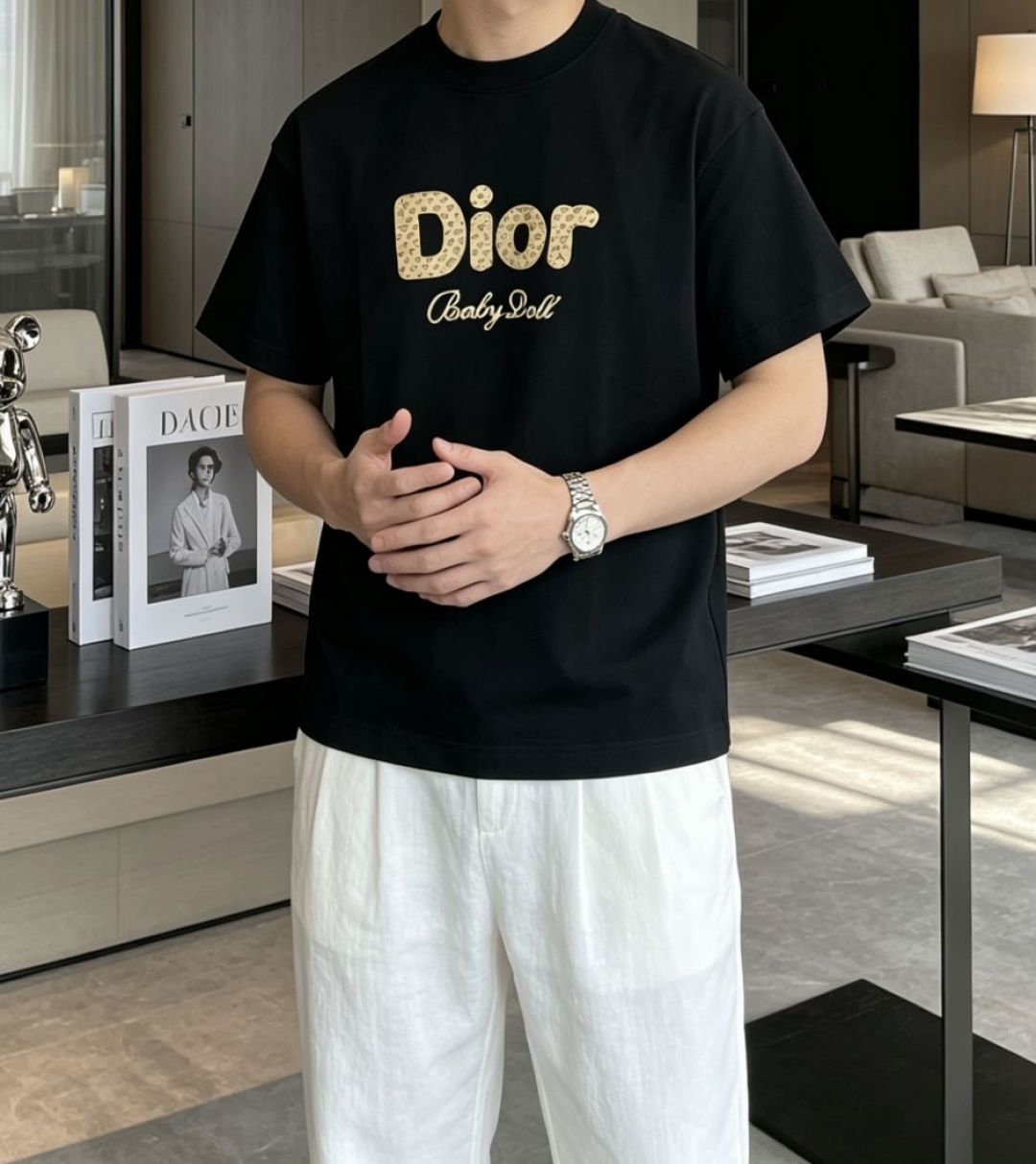 D奥法式复古Baby Doll系列短袖老花肌理字母自带复古滤镜软糯重磅棉料兼顾舒适与版型黑白双色随心选，