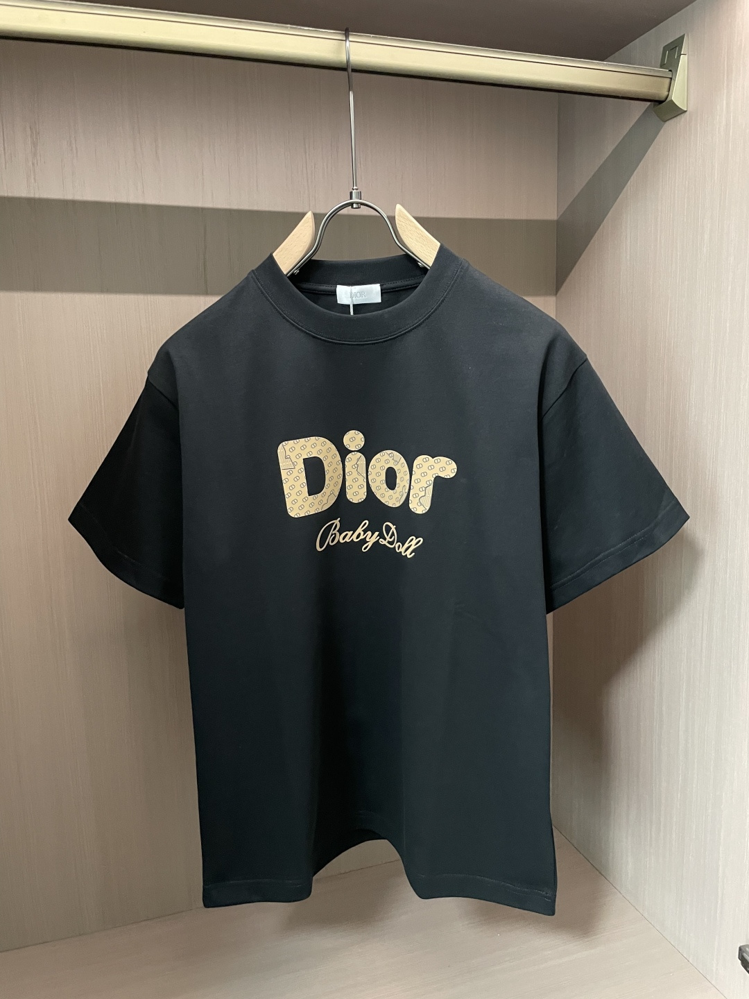 D奥法式复古Baby Doll系列短袖老花肌理字母自带复古滤镜软糯重磅棉料兼顾舒适与版型黑白双色随心选，