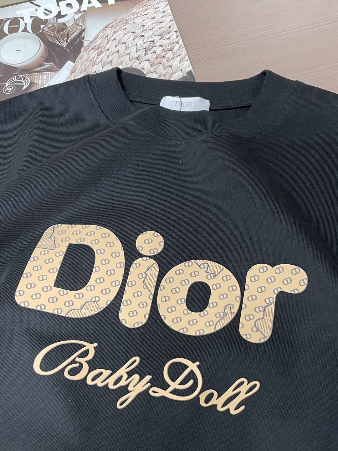 D奥法式复古Baby Doll系列短袖老花肌理字母自带复古滤镜软糯重磅棉料兼顾舒适与版型黑白双色随心选，