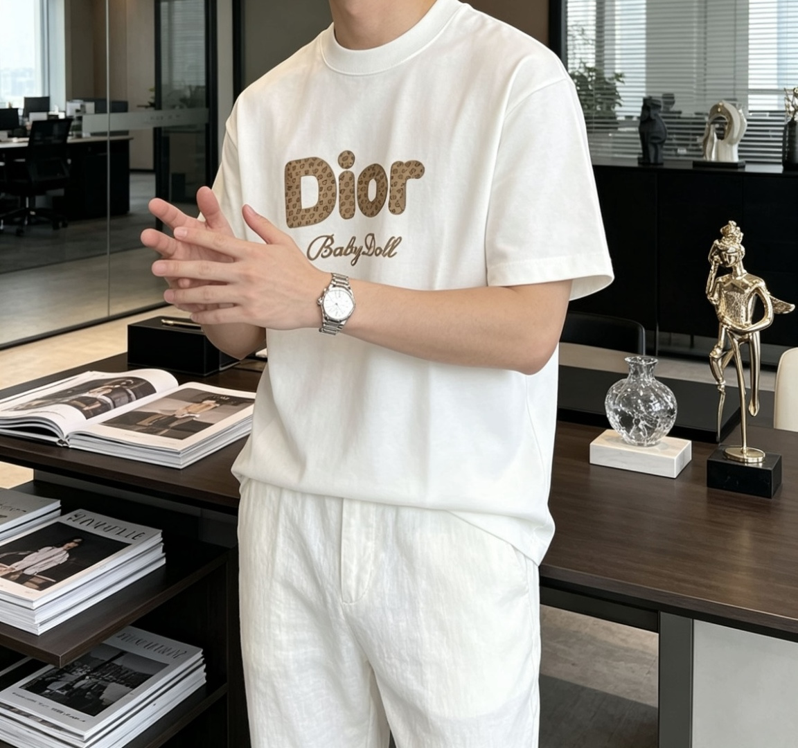 D奥法式复古Baby Doll系列短袖老花肌理字母自带复古滤镜软糯重磅棉料兼顾舒适与版型黑白双色随心选，