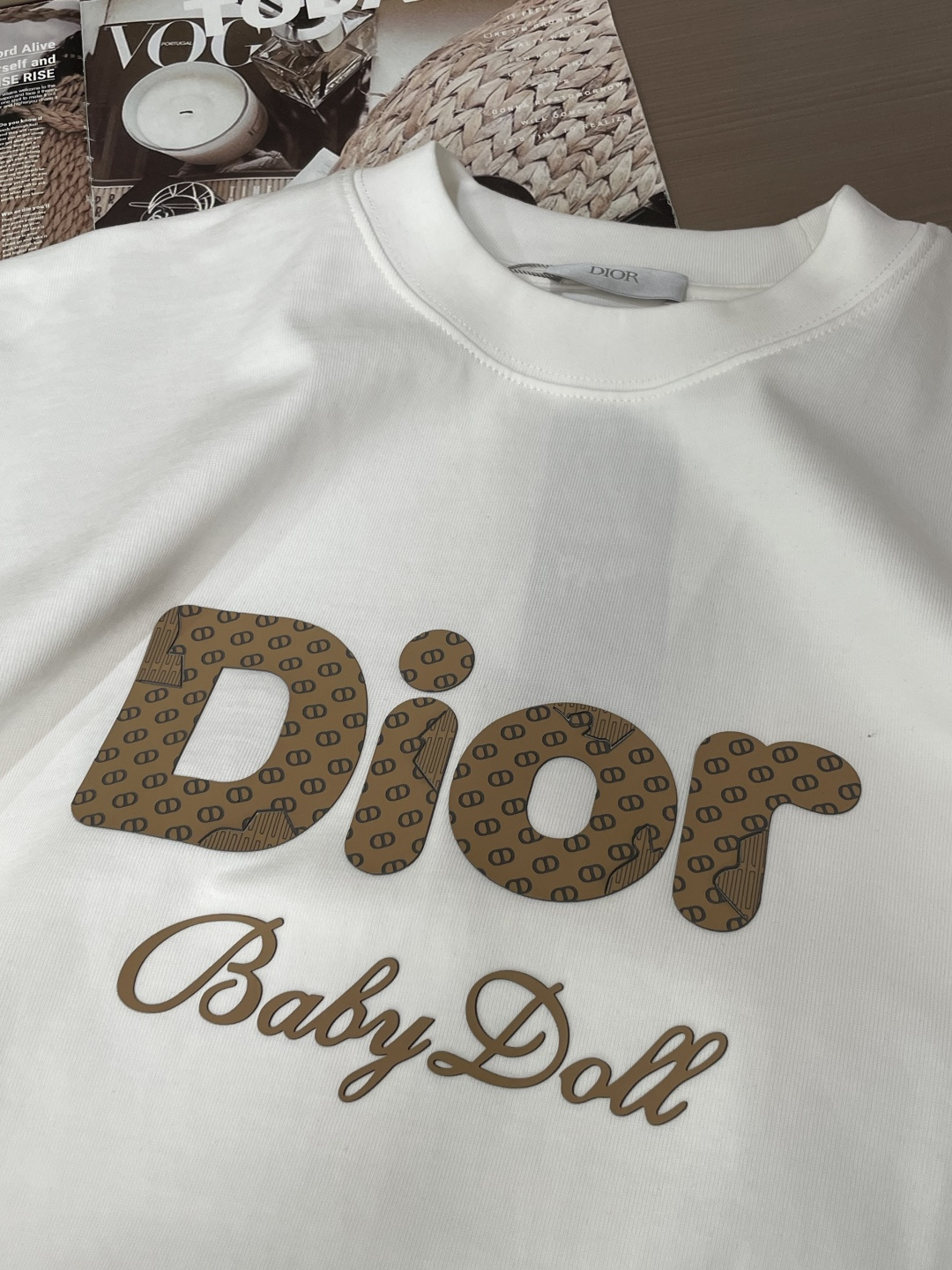 D奥法式复古Baby Doll系列短袖老花肌理字母自带复古滤镜软糯重磅棉料兼顾舒适与版型黑白双色随心选，
