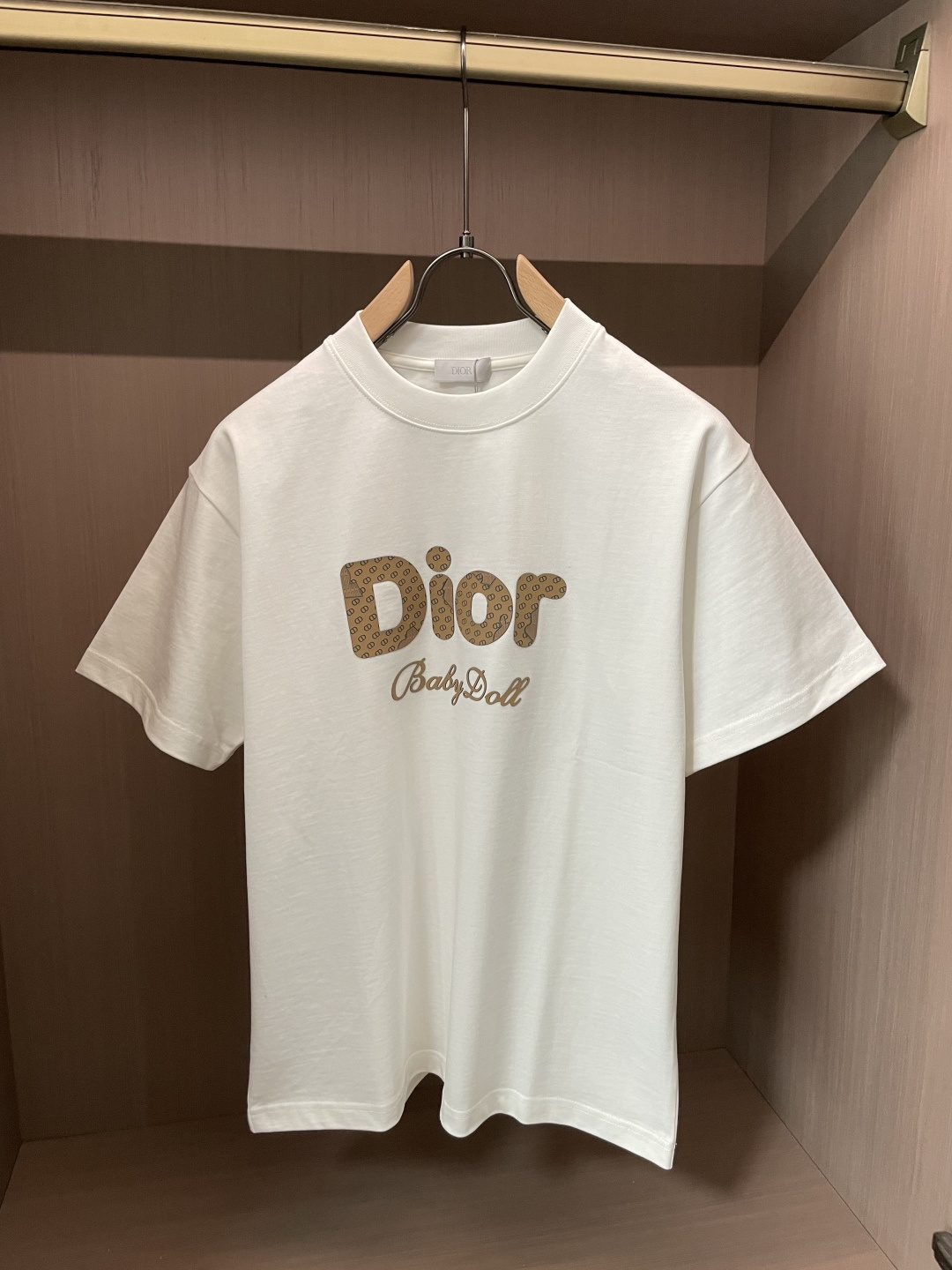 D奥法式复古Baby Doll系列短袖老花肌理字母自带复古滤镜软糯重磅棉料兼顾舒适与版型黑白双色随心选，