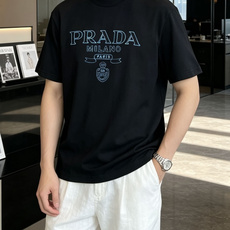 PRADA复古刺绣字母短袖|黑白双色上新经典蓝色轮廓刺绣标识,复古学院风拉满大logo搭配徽章图腾,简约 PRADA复古刺绣字母短袖|黑白双色上新经典蓝色轮廓刺绣标识,复古学院风拉满大logo搭配徽章图腾,简约