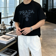 PRADA复古刺绣字母短袖|黑白双色上新经典蓝色轮廓刺绣标识,复古学院风拉满大logo搭配徽章图腾,简约 PRADA复古刺绣字母短袖|黑白双色上新经典蓝色轮廓刺绣标识,复古学院风拉满大logo搭配徽章图腾,简约