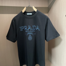PRADA复古刺绣字母短袖|黑白双色上新经典蓝色轮廓刺绣标识,复古学院风拉满大logo搭配徽章图腾,简约 PRADA复古刺绣字母短袖|黑白双色上新经典蓝色轮廓刺绣标识,复古学院风拉满大logo搭配徽章图腾,简约