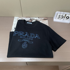 PRADA复古刺绣字母短袖|黑白双色上新经典蓝色轮廓刺绣标识,复古学院风拉满大logo搭配徽章图腾,简约 PRADA复古刺绣字母短袖|黑白双色上新经典蓝色轮廓刺绣标识,复古学院风拉满大logo搭配徽章图腾,简约