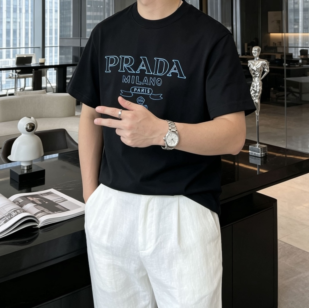 PRADA复古刺绣字母短袖｜黑白双色上新经典蓝色轮廓刺绣标识，复古学院风拉满大logo搭配徽章图腾，简约