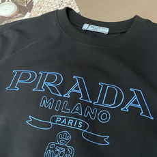 PRADA复古刺绣字母短袖|黑白双色上新经典蓝色轮廓刺绣标识,复古学院风拉满大logo搭配徽章图腾,简约 PRADA复古刺绣字母短袖|黑白双色上新经典蓝色轮廓刺绣标识,复古学院风拉满大logo搭配徽章图腾,简约