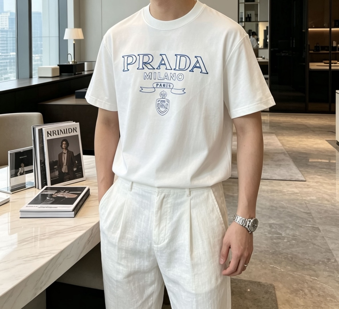 PRADA复古刺绣字母短袖｜黑白双色上新经典蓝色轮廓刺绣标识，复古学院风拉满大logo搭配徽章图腾，简约