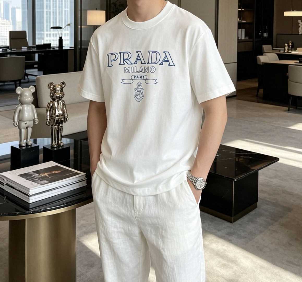 PRADA复古刺绣字母短袖｜黑白双色上新经典蓝色轮廓刺绣标识，复古学院风拉满大logo搭配徽章图腾，简约
