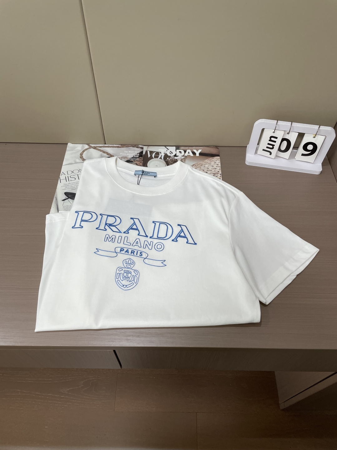 PRADA复古刺绣字母短袖｜黑白双色上新经典蓝色轮廓刺绣标识，复古学院风拉满大logo搭配徽章图腾，简约