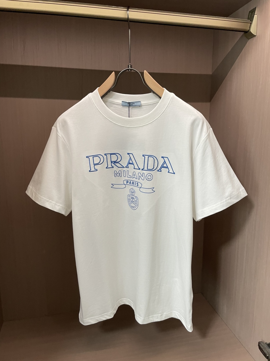 PRADA复古刺绣字母短袖｜黑白双色上新经典蓝色轮廓刺绣标识，复古学院风拉满大logo搭配徽章图腾，简约