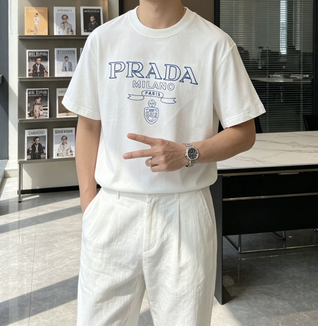 PRADA复古刺绣字母短袖｜黑白双色上新经典蓝色轮廓刺绣标识，复古学院风拉满大logo搭配徽章图腾，简约