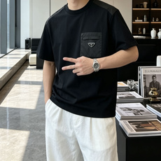 PRADA口袋三角标短袖|黑白双色上新经典尼龙贴袋+标志性金属三角徽标,辨识度拉满肩部尼龙拼接设计,机能 PRADA口袋三角标短袖|黑白双色上新经典尼龙贴袋+标志性金属三角徽标,辨识度拉满肩部尼龙拼接设计,机能