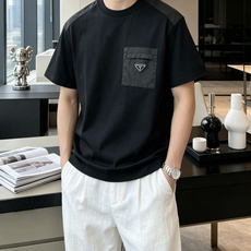PRADA口袋三角标短袖|黑白双色上新经典尼龙贴袋+标志性金属三角徽标,辨识度拉满肩部尼龙拼接设计,机能 PRADA口袋三角标短袖|黑白双色上新经典尼龙贴袋+标志性金属三角徽标,辨识度拉满肩部尼龙拼接设计,机能