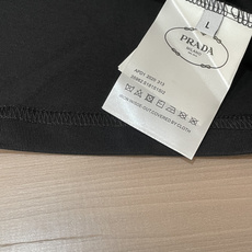 PRADA口袋三角标短袖|黑白双色上新经典尼龙贴袋+标志性金属三角徽标,辨识度拉满肩部尼龙拼接设计,机能 PRADA口袋三角标短袖|黑白双色上新经典尼龙贴袋+标志性金属三角徽标,辨识度拉满肩部尼龙拼接设计,机能