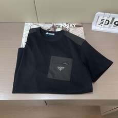 PRADA口袋三角标短袖|黑白双色上新经典尼龙贴袋+标志性金属三角徽标,辨识度拉满肩部尼龙拼接设计,机能 PRADA口袋三角标短袖|黑白双色上新经典尼龙贴袋+标志性金属三角徽标,辨识度拉满肩部尼龙拼接设计,机能