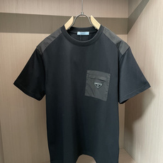 PRADA口袋三角标短袖|黑白双色上新经典尼龙贴袋+标志性金属三角徽标,辨识度拉满肩部尼龙拼接设计,机能 PRADA口袋三角标短袖|黑白双色上新经典尼龙贴袋+标志性金属三角徽标,辨识度拉满肩部尼龙拼接设计,机能
