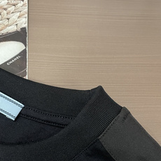 PRADA口袋三角标短袖|黑白双色上新经典尼龙贴袋+标志性金属三角徽标,辨识度拉满肩部尼龙拼接设计,机能 PRADA口袋三角标短袖|黑白双色上新经典尼龙贴袋+标志性金属三角徽标,辨识度拉满肩部尼龙拼接设计,机能