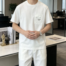 PRADA口袋三角标短袖|黑白双色上新经典尼龙贴袋+标志性金属三角徽标,辨识度拉满肩部尼龙拼接设计,机能 PRADA口袋三角标短袖|黑白双色上新经典尼龙贴袋+标志性金属三角徽标,辨识度拉满肩部尼龙拼接设计,机能