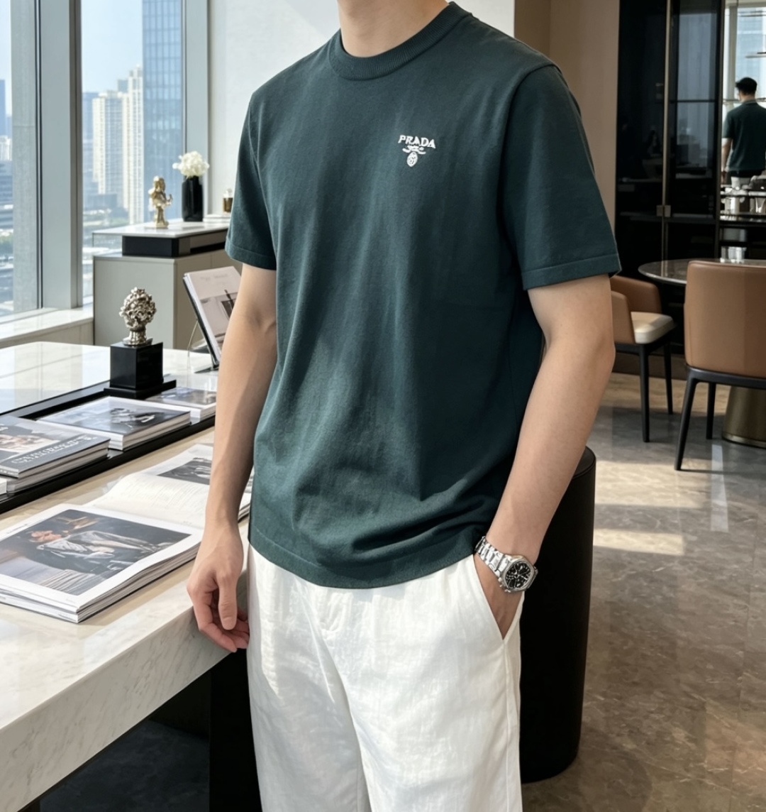 PRADA细针织短袖｜高级雾蓝+纯净白两色胸口迷你复古刺绣徽章，低调不张扬细腻薄款针织面料，软糯透气，春