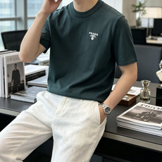 PRADA细针织短袖|高级雾蓝+纯净白两色胸口迷你复古刺绣徽章,低调不张扬细腻薄款针织面料,软糯透气,春 PRADA细针织短袖|高级雾蓝+纯净白两色胸口迷你复古刺绣徽章,低调不张扬细腻薄款针织面料,软糯透气,春