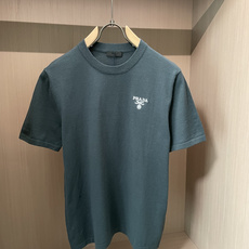 PRADA细针织短袖|高级雾蓝+纯净白两色胸口迷你复古刺绣徽章,低调不张扬细腻薄款针织面料,软糯透气,春 PRADA细针织短袖|高级雾蓝+纯净白两色胸口迷你复古刺绣徽章,低调不张扬细腻薄款针织面料,软糯透气,春