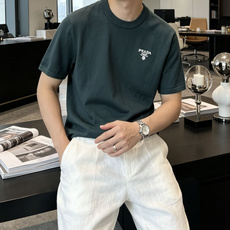 PRADA细针织短袖|高级雾蓝+纯净白两色胸口迷你复古刺绣徽章,低调不张扬细腻薄款针织面料,软糯透气,春 PRADA细针织短袖|高级雾蓝+纯净白两色胸口迷你复古刺绣徽章,低调不张扬细腻薄款针织面料,软糯透气,春